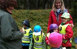 Skogsmulle lär barnen om djuren och växterna i skogen.